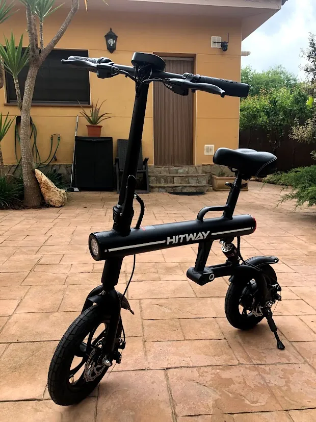 Bicicleta eléctrica plegable negra con asiento y manillar alto