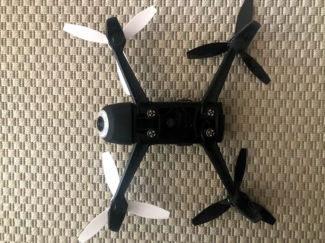 Dron negro con hélices blancas y negras