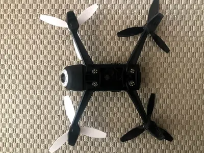 Dron negro con hélices blancas y negras — foto 3