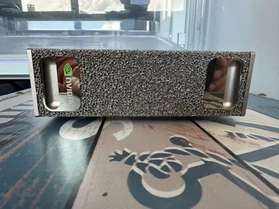 Tarjeta gráfica NVIDIA con textura rugosa sobre una mesa — foto 1
