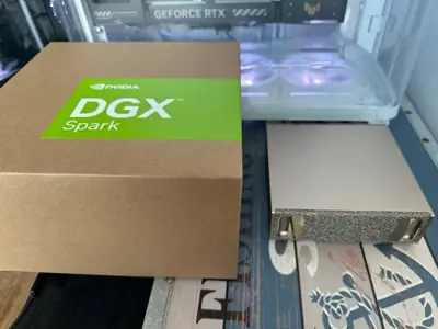 Caja de NVIDIA DGX Spark y dispositivo gris junto a ella — foto 2