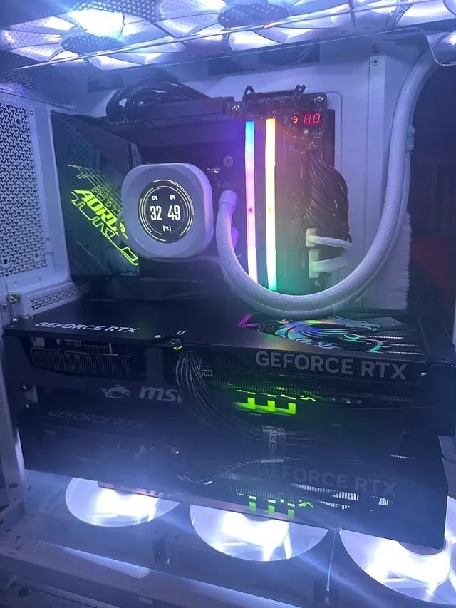 Computadora con componentes de iluminación colorida