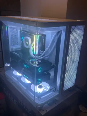 Computadora con caja de vidrio y luces LED — foto 1