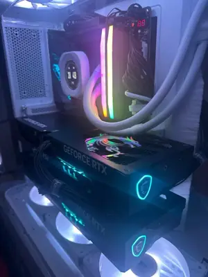 Tarjeta gráfica NVIDIA GeForce RTX con iluminación RGB — foto 3