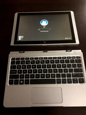 Laptop HP plateado con teclado y pantalla encendida — foto 2