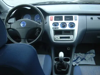 Interior de un coche con volante, asiento y consola central — foto 3