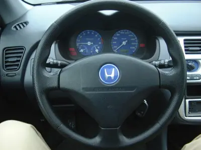 Volante de un Honda con instrumentos de tablero — foto 1